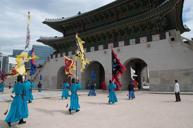 Gyeongbok Palace and Korean Folk Village Tour - Ginseng Center: Wellness and Learning