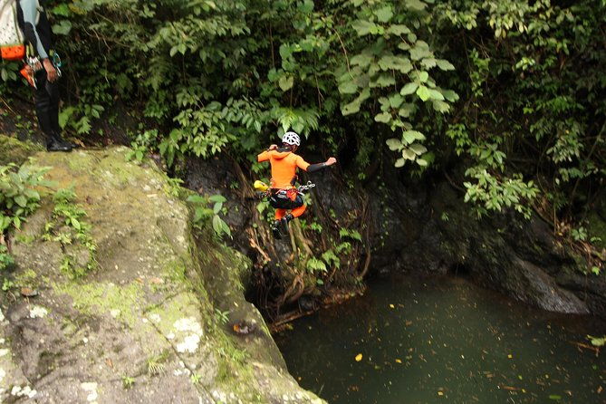Intermediate canyoning trip in Bali " Samba canyon " - Post-Descent & Lunch