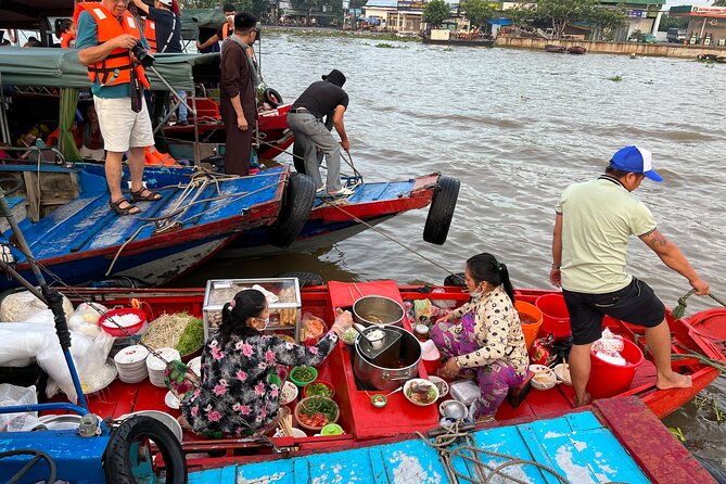 Private Saigon Ultimate Street Food and Sightseeing By Motorbike - Stop 5: Exploring Old Neighborhoods and Bún Bò Hu