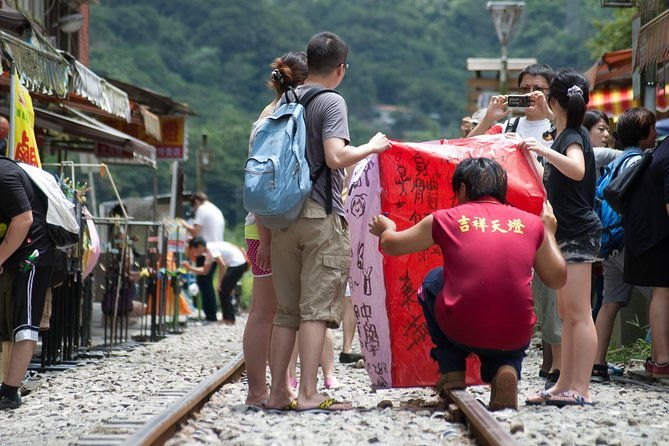 Small-Group Tour: Jiufen, Yehliu Geopark, and Shifen from Taipei - FAQ