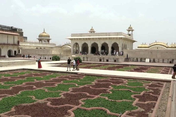 Taj Mahal Tour by Gatimaan Train/Rail All Inclusive - FAQs