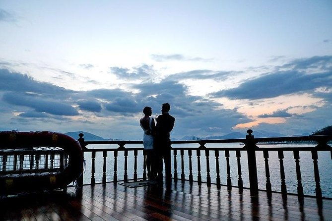 Watching Stunning Sunset with Cocktail and Dinner on Luxury Cruise - What We Learned from the Reviews