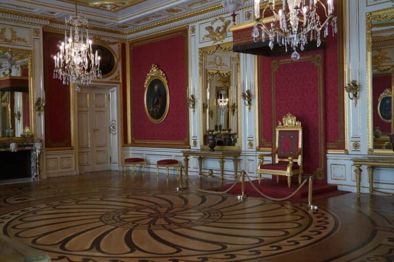 5-hour: Royal Castle, Old Town and POLIN Museum/inc.Pick-up/ - FAQ