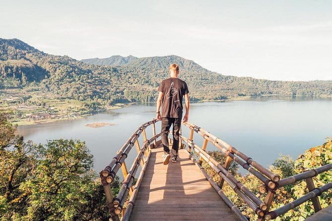 Charter a car with driver in Bali - The Sum Up