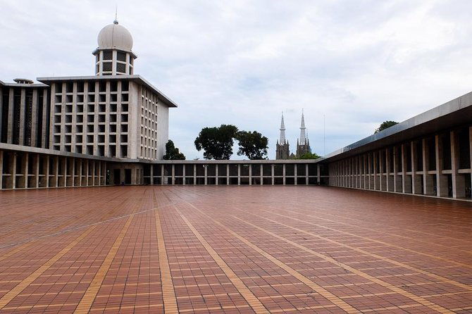 Halfday Excursion Old city Batavia with Lunch and Souvenir - Political and National Symbols
