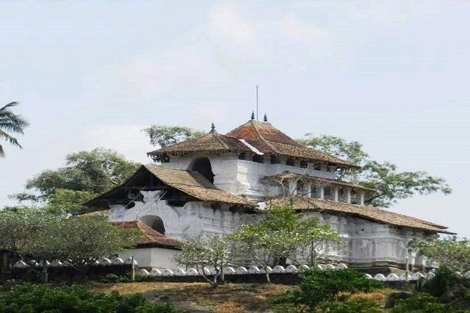 Kandy City Tour - Kandy Lake: A Peaceful Stroll