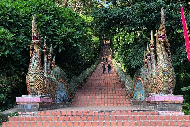 One Day Tour Doi Suthep Temple, Palad Temple, Orchid Farm, Longneck hill tribe village (Private tour) - FAQ