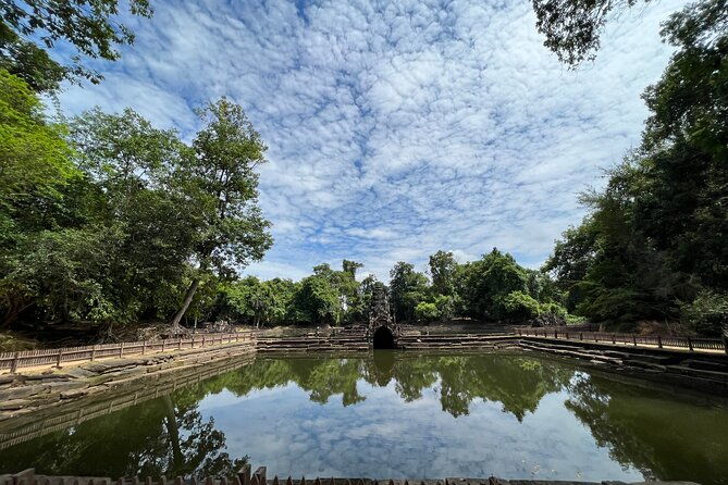 Private: Grand Circuit Full Day Tour Sunset at Bakeng Mountain - Who Should Consider This Tour?
