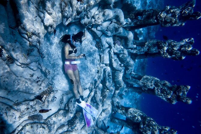 Snorkeling with turtle and statue in Gilis - The Sum Up