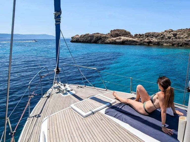 Alghero: Daily Sailing Experience with lunch onboard - The Crew and Atmosphere