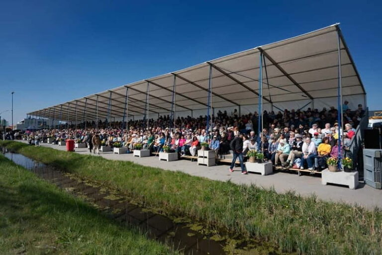 Amsterdam: Day Trip to Flower Parade & Keukenhof on April 18 - What the Reviews Say
