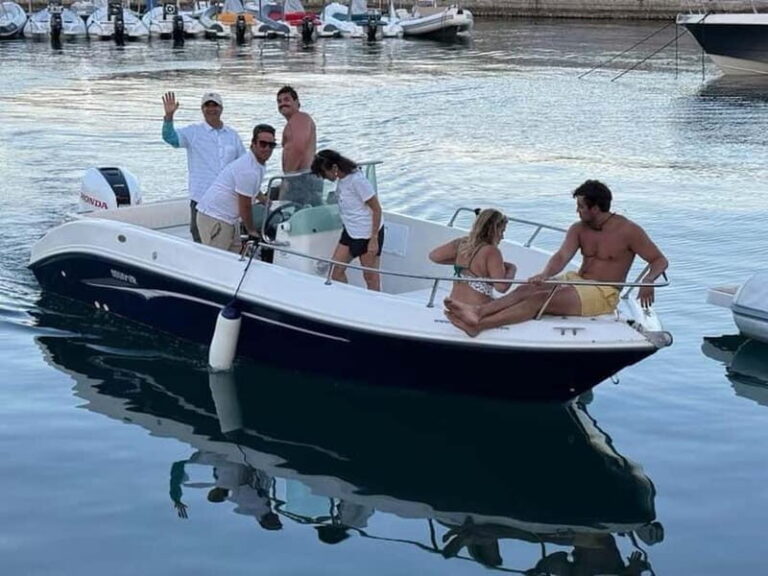 Aperitif on a boat at sunset at the Queen Cave - Boarding the boat: Comfort and personalized service