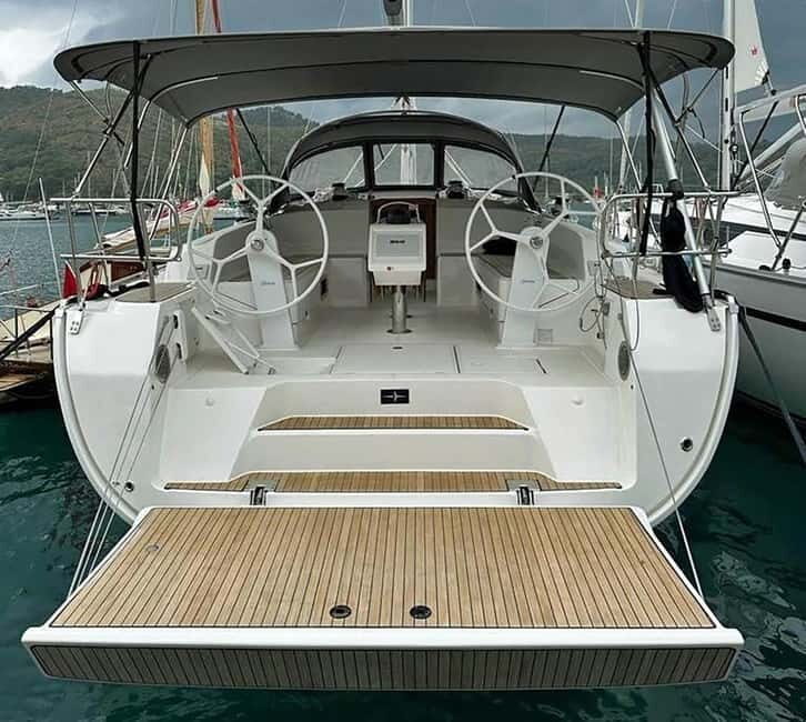 Barcelona: 2-hour sailing boat cruise at noon or sunset. - Discovering the Barcelona Coast from the Water