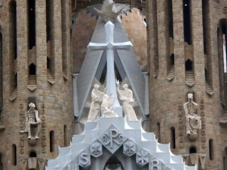 Barcelona: Guided Tour of the Sagrada Familia Skip the Line - The Tour Breakdown: What You Can Expect