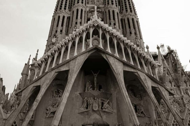 Barcelona: La Sagrada Familia Skip-the-Line Guided Tour - Why This Tour Stands Out