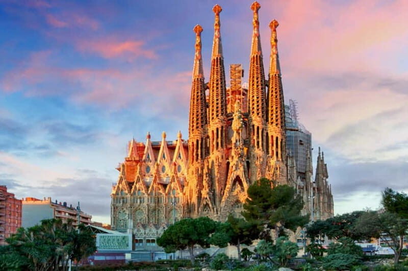 Barcelona: Sagrada Familia Guided Tour (With Entry Ticket) - Discovering the Sagrada Familia