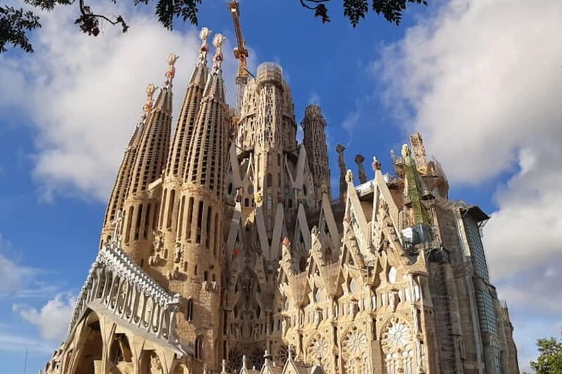Barcelona: Sagrada Familia Guided Tour with Tower Access - Why This Tour Is a Great Choice