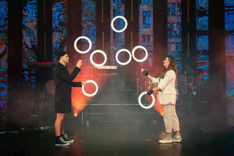 Berlin: "90s Forever - Hits & Acrobatics" - Varieté Show - Who Will Love This Show?
