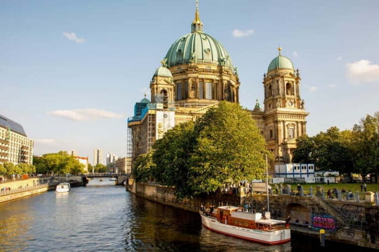 Berlin: Evening Yacht Cruise with Aperitif - The Experience in Detail