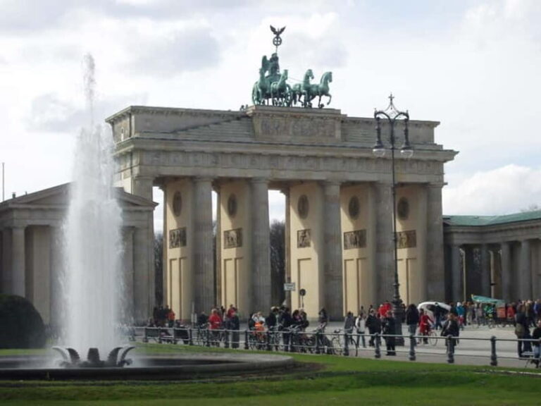 Berlin: Private Highlights Walking Tour - Tour Itinerary: A Step-by-Step Breakdown
