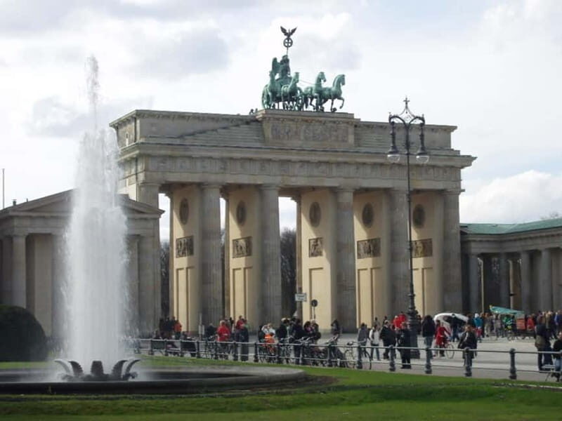 Berlin: Private Highlights Walking Tour - Tour Itinerary: A Step-by-Step Breakdown