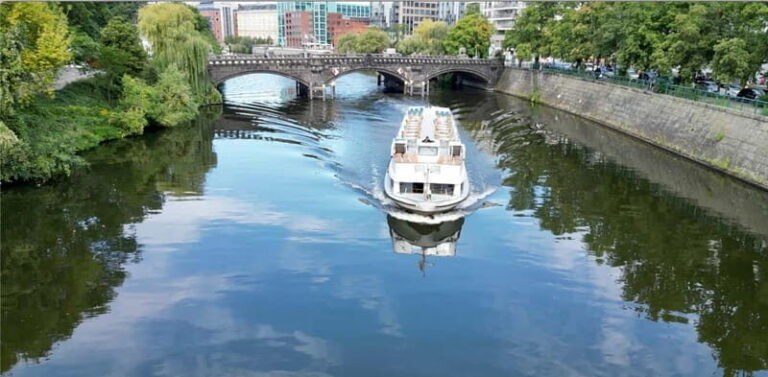 Berlin: Sightseeing Cruise from Berlin Main Station - FAQs