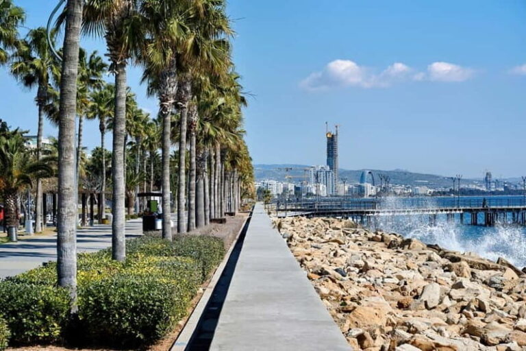 Biarritz: Express Walk with a Local in 60 minutes - Detailed Breakdown of the Itinerary