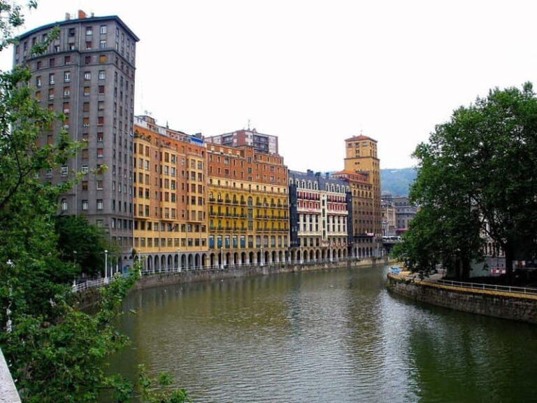 Bilbao: Private Guided City Tour - What makes this tour appealing?