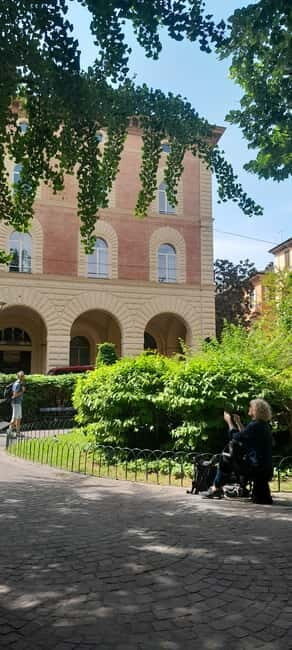 Bologna: Sip and Paint Happy Hour experience - Who should consider this tour?