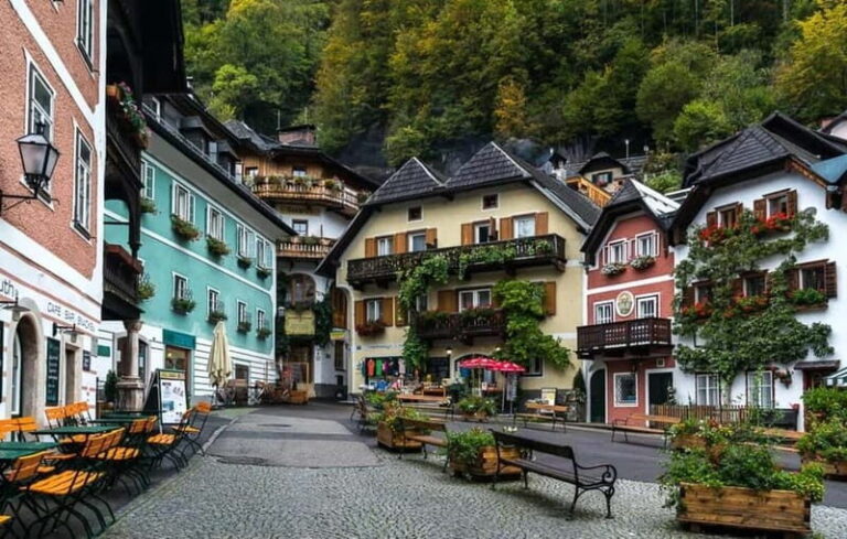 Bratislava/Vienna: Salzburg and Hallstatt Day Trip - The Wachau Valley: First Stop for Breathtaking Views