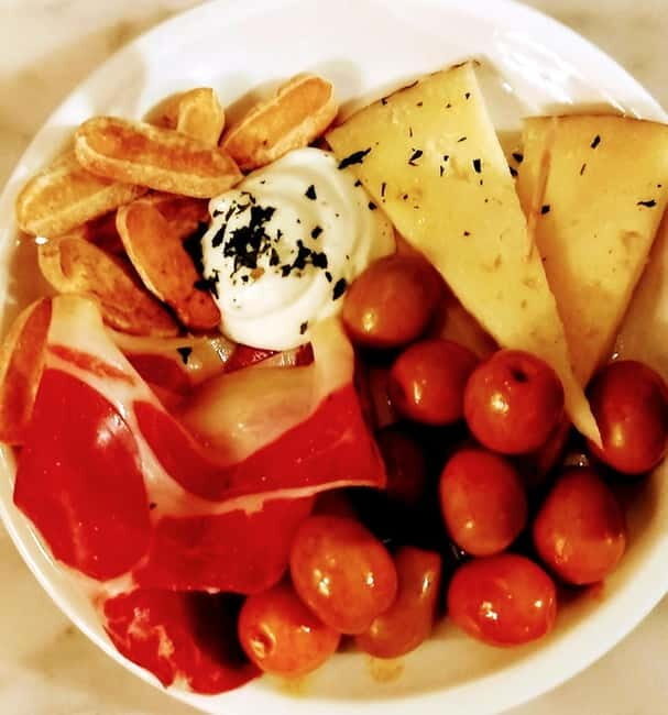 Bremen: Culinary Old Town Tour  with unique locations - The Itinerary Breakdown