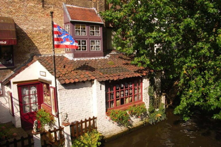 Bruges: Christmas Market Private Walking Tour - Exploring Bruges’ Christmas Market: A Detailed Look
