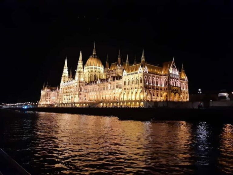 Budapest: Boat Cruise with Personal Live Guide and Drink - Why This Tour Offers Great Value