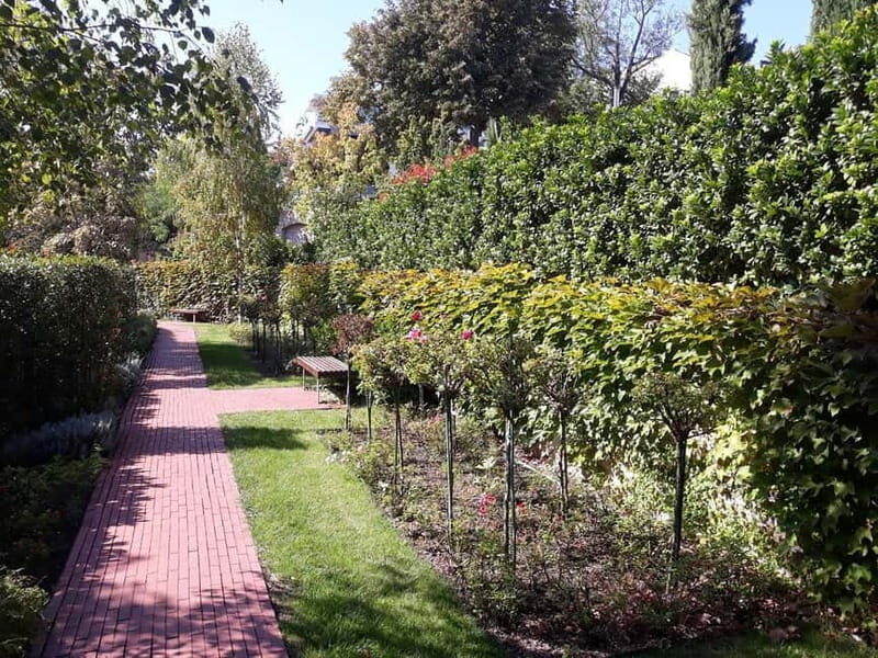 Budapest: Parliament & Its Surroundings Tour with Folk Music - Discovering Gül Baba and the Rose Garden