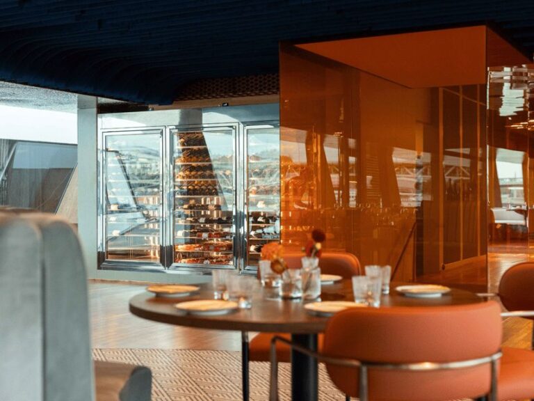 Budapest: Romantic Dinner Cruise-Live Music&Unlimited Drinks - The Food and Drink Experience