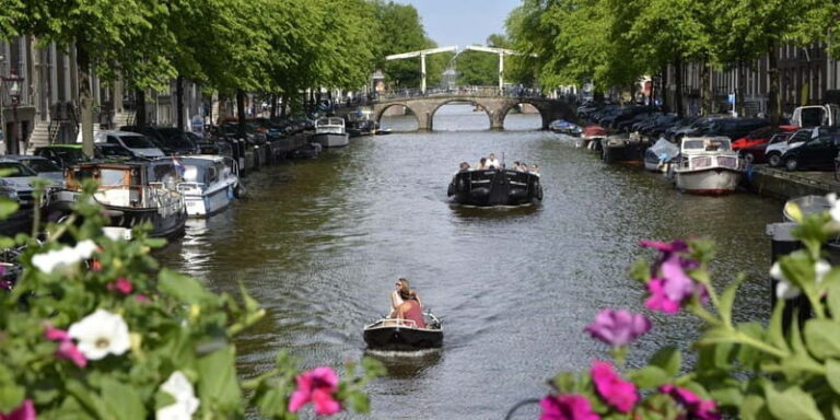 Clarity Boat 90-Minute Inner Journey on the Amsterdam Canals - The Scenery and Its Role in the Experience