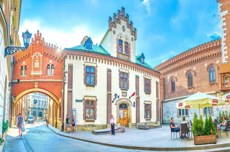 Czartoryski Palace Museum Tickets and Krakow Old Town Tour - The Experience: What You Should Expect
