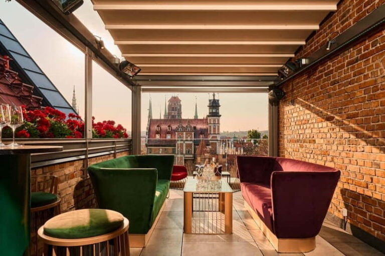 Dinner with a View  7th Floor, Gdask Old Town - Who Should Consider This Experience?