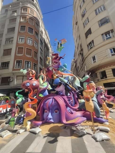 Discover Valencia yourself with a Playful walking tour! - What is the concept behind this tour?