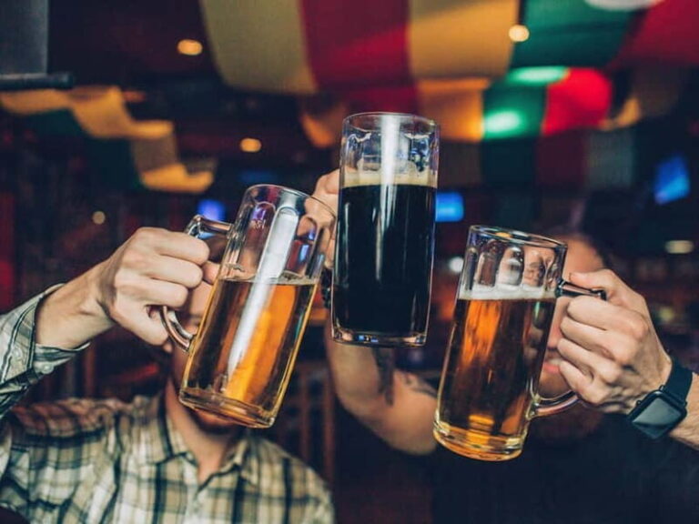 Dresden: Beer tour through 3 pubs: Legendary evening with beers & extras - A detailed look at Dresden’s beer tour