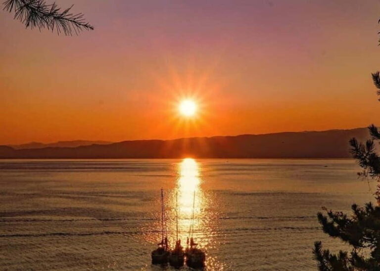 Dubrovnik : Romantic Sunset with a bottle of wine on a yacht - The Experience on Board