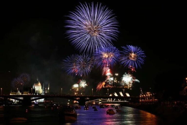 Fireworks Gala Dinner With Bar Piano - Why This Tour Is a Great Choice