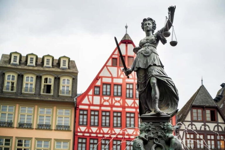 Frankfurt: 2-hour Best Intro Walking Tour with a Local - The Itinerary: What to Expect