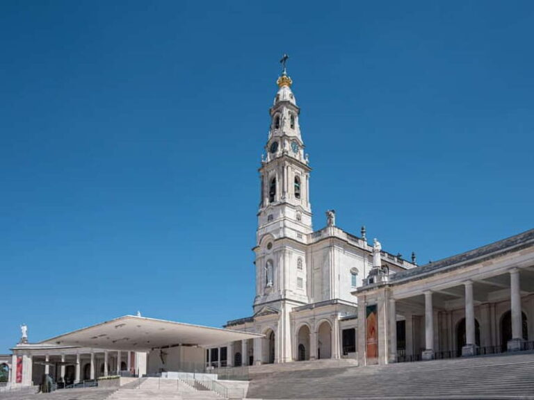 From Lisbon: Tour of Fatima, Batalha, Nazaré, and Óbidos with English-speaking tour guide - What Sets This Tour Apart
