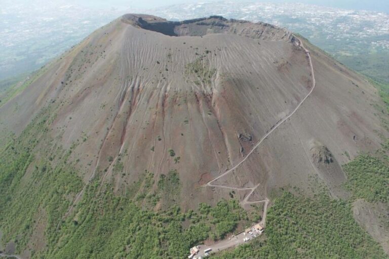 From Naples: Pompeii and Vesuvius Full-Day Tour with Lunch - Lunch in a Typical Italian Restaurant