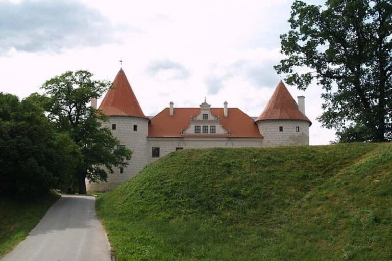 From Riga: Trip to Hill of Crosses, Rundale Palace & Bauska - Who Would Love This Tour?