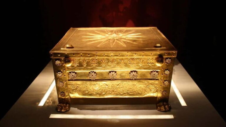 From Thessaloniki: Aigai Royal Tombs & Pella Museum Day Trip - Who Will Benefit Most?
