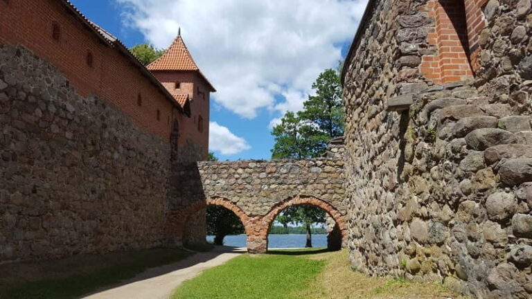 From Vilnius: Trakai Castle and Paneriai Memorial Tour - Visiting Paneriai Memorial Park: A Place of Reflection