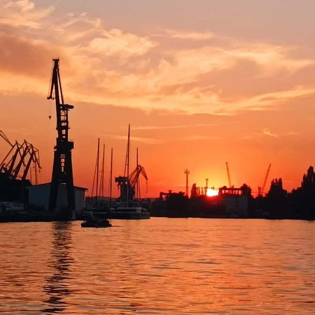 Gdansk: 8:30PM Evening Cruise With Live Music on Black Pearl - What Makes This Cruise Special