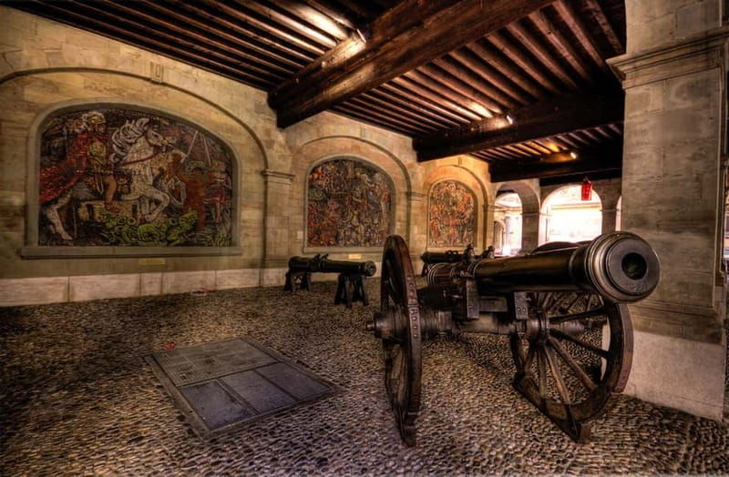 Geneva: Whispers of the Old Town Walking Tour with Apéritif - Exploring Geneva’s Old Town: A Journey Into the Past  